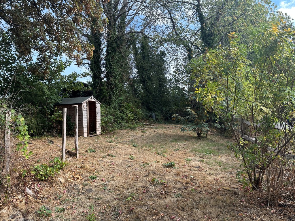 Lot: 213 - TWO-BEDROOM END-TERRACE COTTAGE WITH PARKING TO FRONT AND GARDEN TO REAR - Back Garden